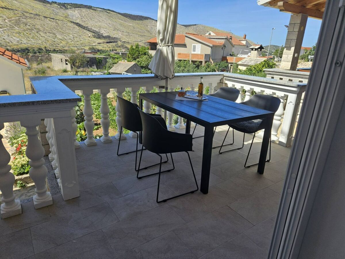Apartment Apartment in the coastal town of Grebastica - Outdoor photo 2