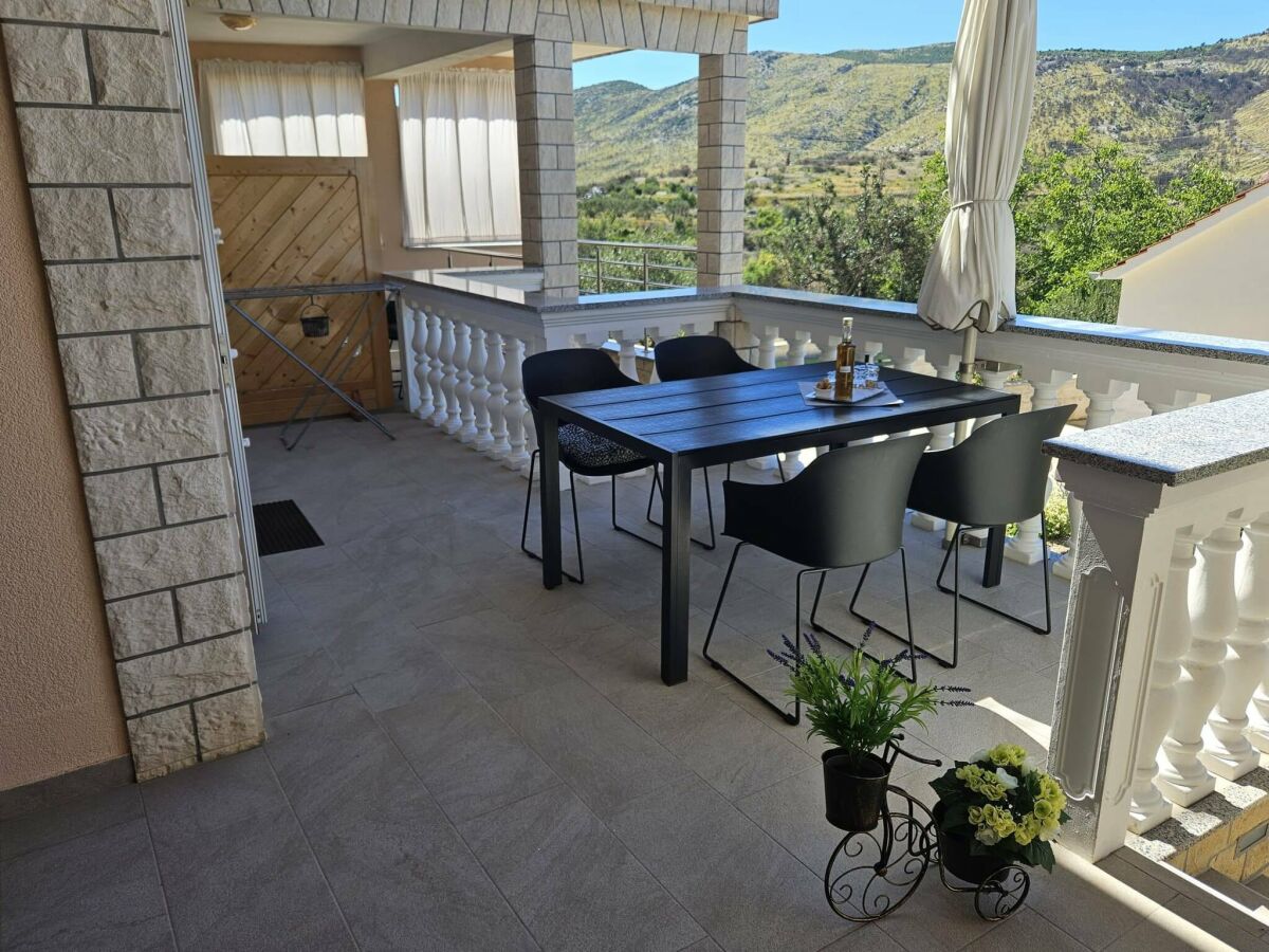 Apartment Apartment in the coastal town of Grebastica - Outdoor photo 5