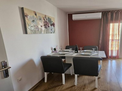 Apartment Apartment in the coastal town of Grebastica - Features photo 8