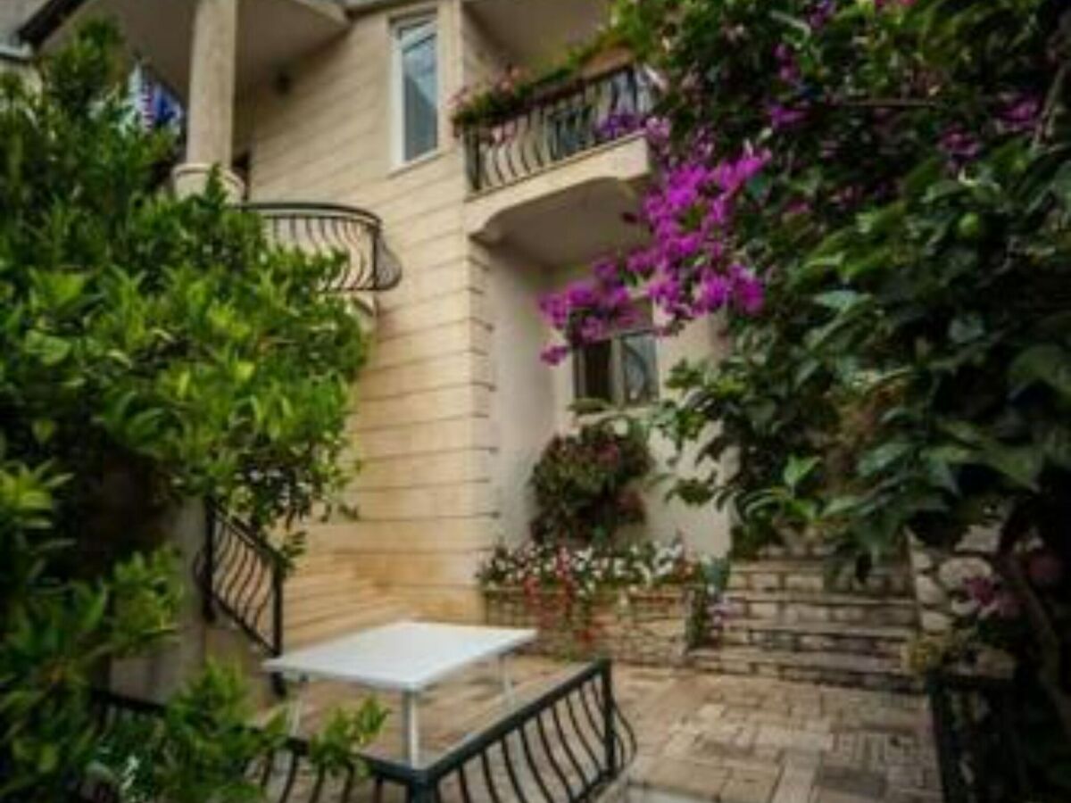 Apartment One-Bedroom Apartment With Lake View - Outdoor photo 4