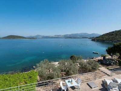 Apartment Spacious and Cozy Seafront Apartments - Two Bedroom Apartment  with Terrace and Sea View in Drace - Apartment