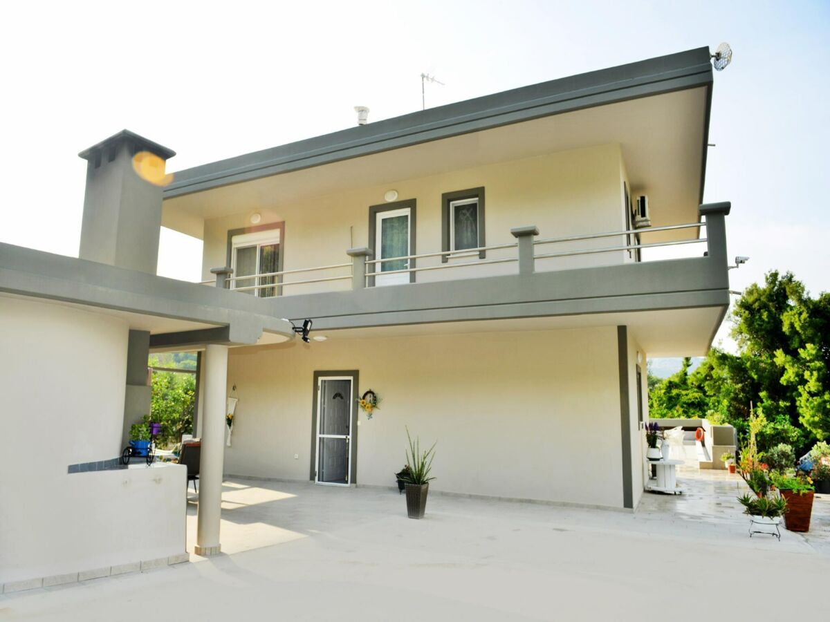 Villa Elegant Villa with Pool & Garden in Eleousis.