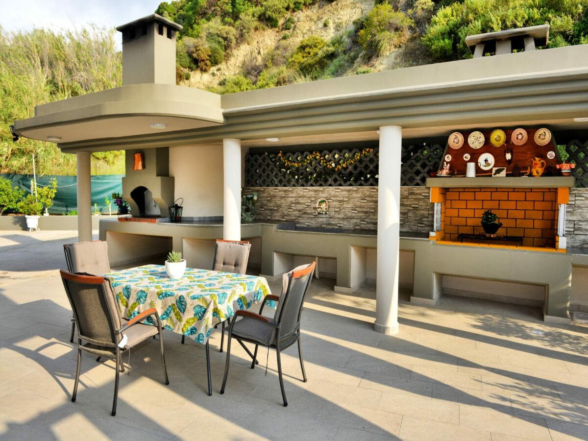 Villa Elegant Villa with Pool & Garden in Eleousis. - Outdoor photo 2