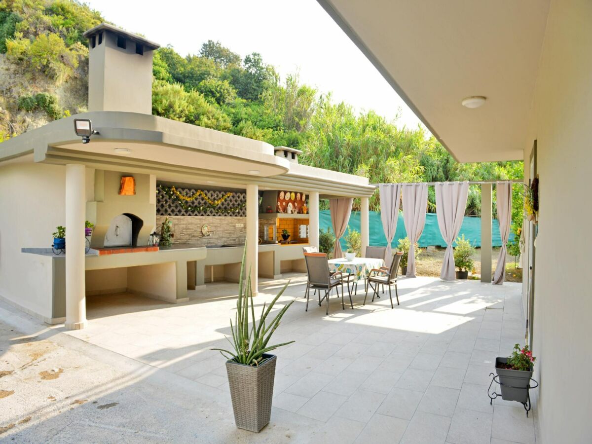 Villa Elegant Villa with Pool & Garden in Eleousis. - Outdoor photo 4