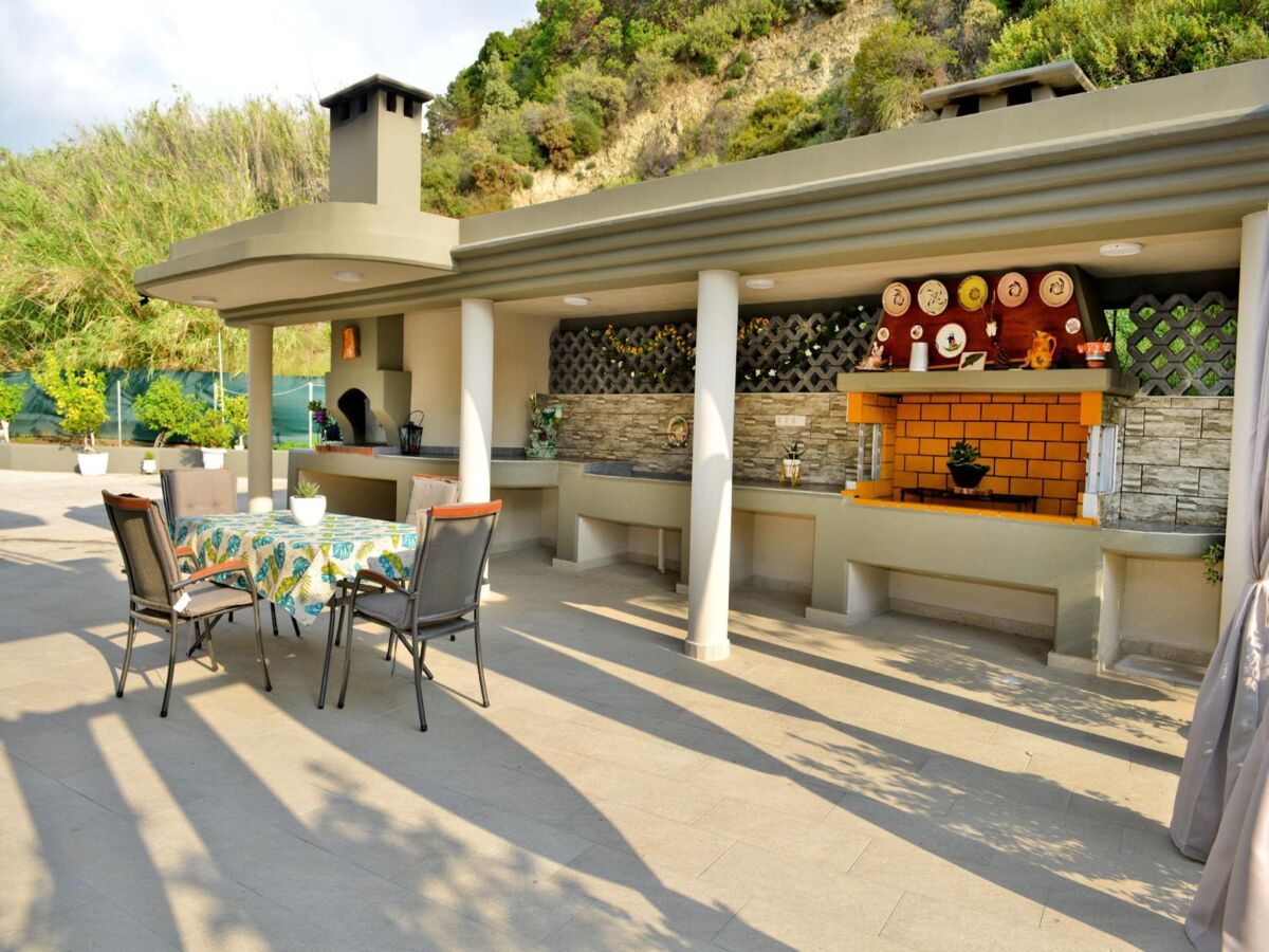 Villa Elegant Villa with Pool & Garden in Eleousis. - Outdoor photo 5