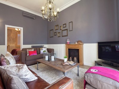 Apartment Belvilla by OYO Catalunya Palace Apartment - Features photo 22