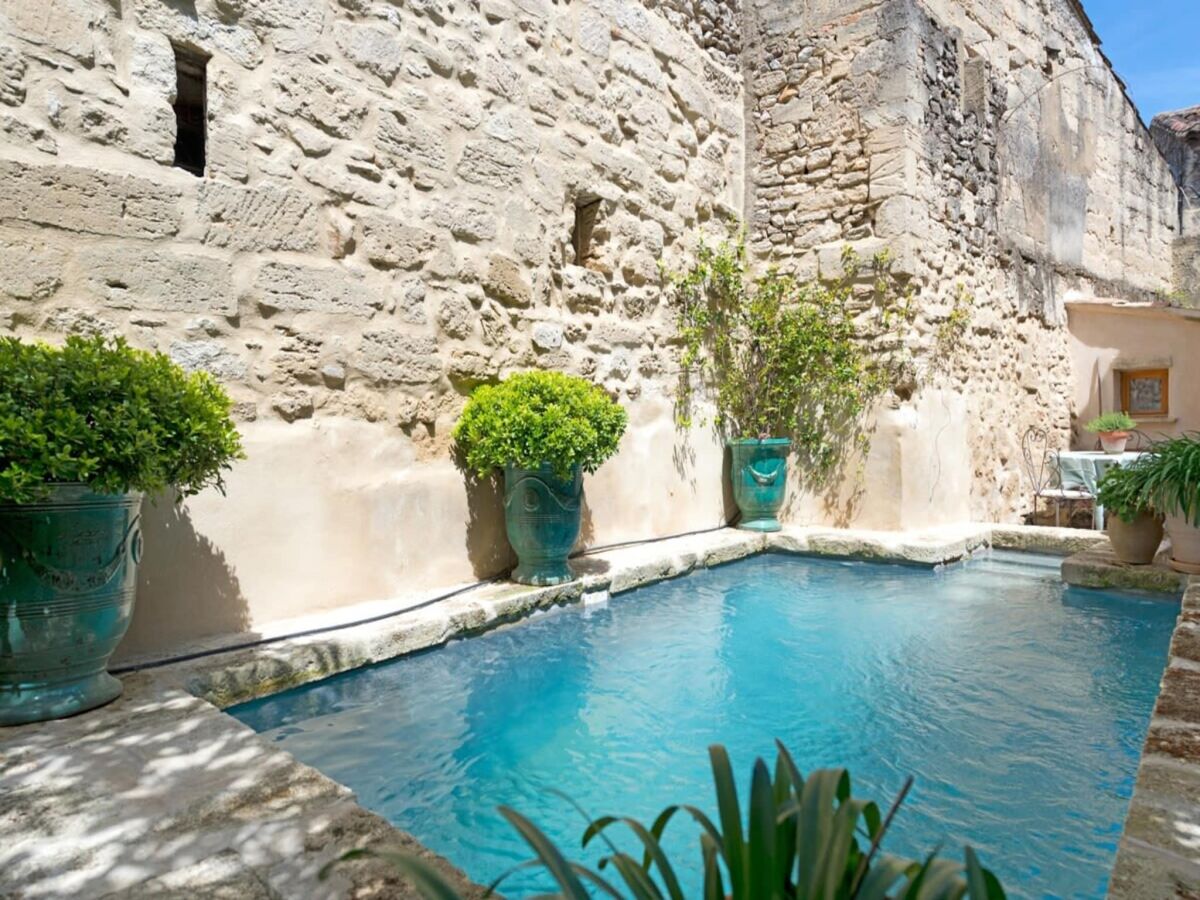 Apartment Heated Pool Apartment in Uzes
