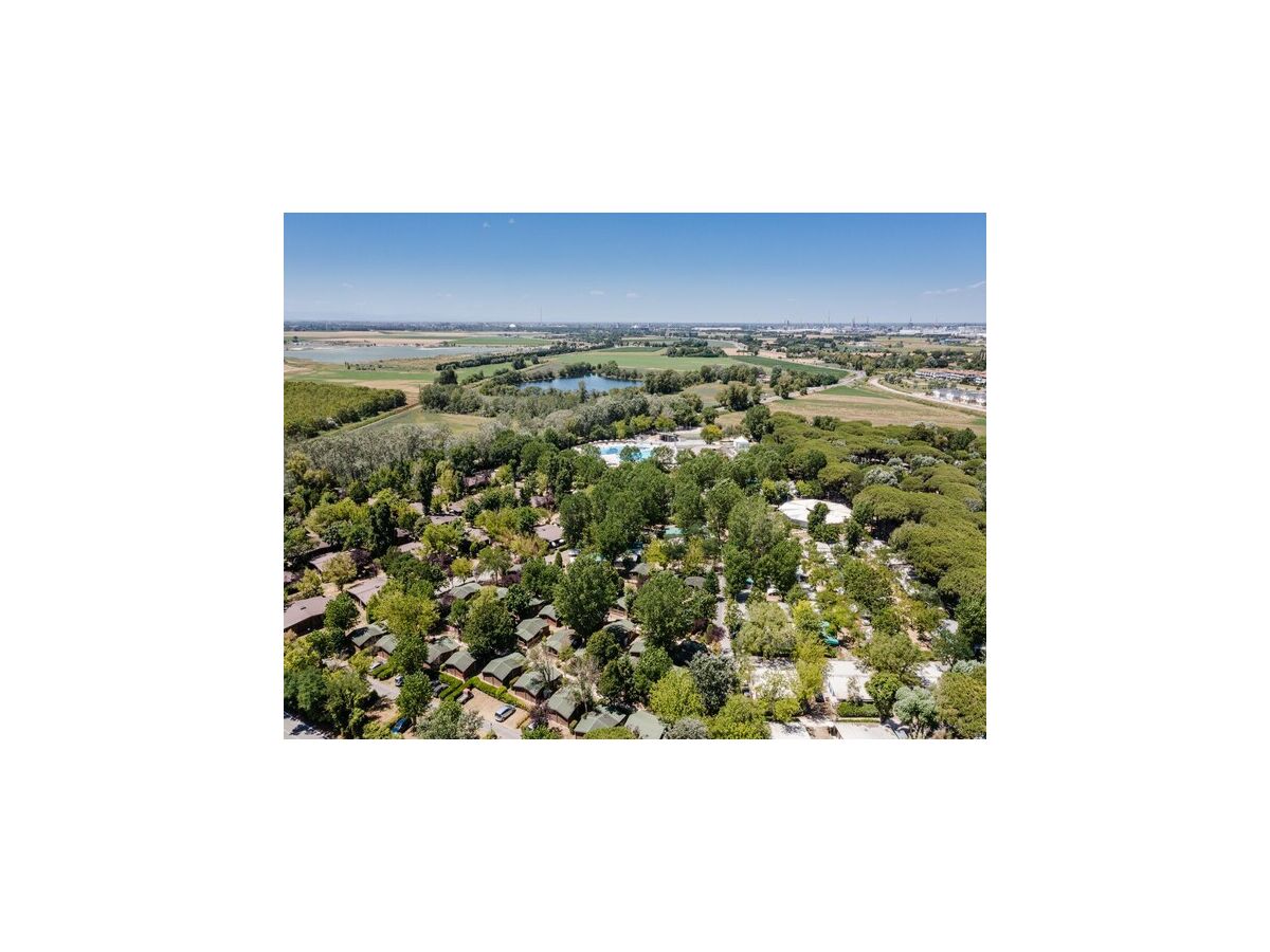 caravan Lodge im Marina Family Resort in Punta Marina - Outdoor photo 3