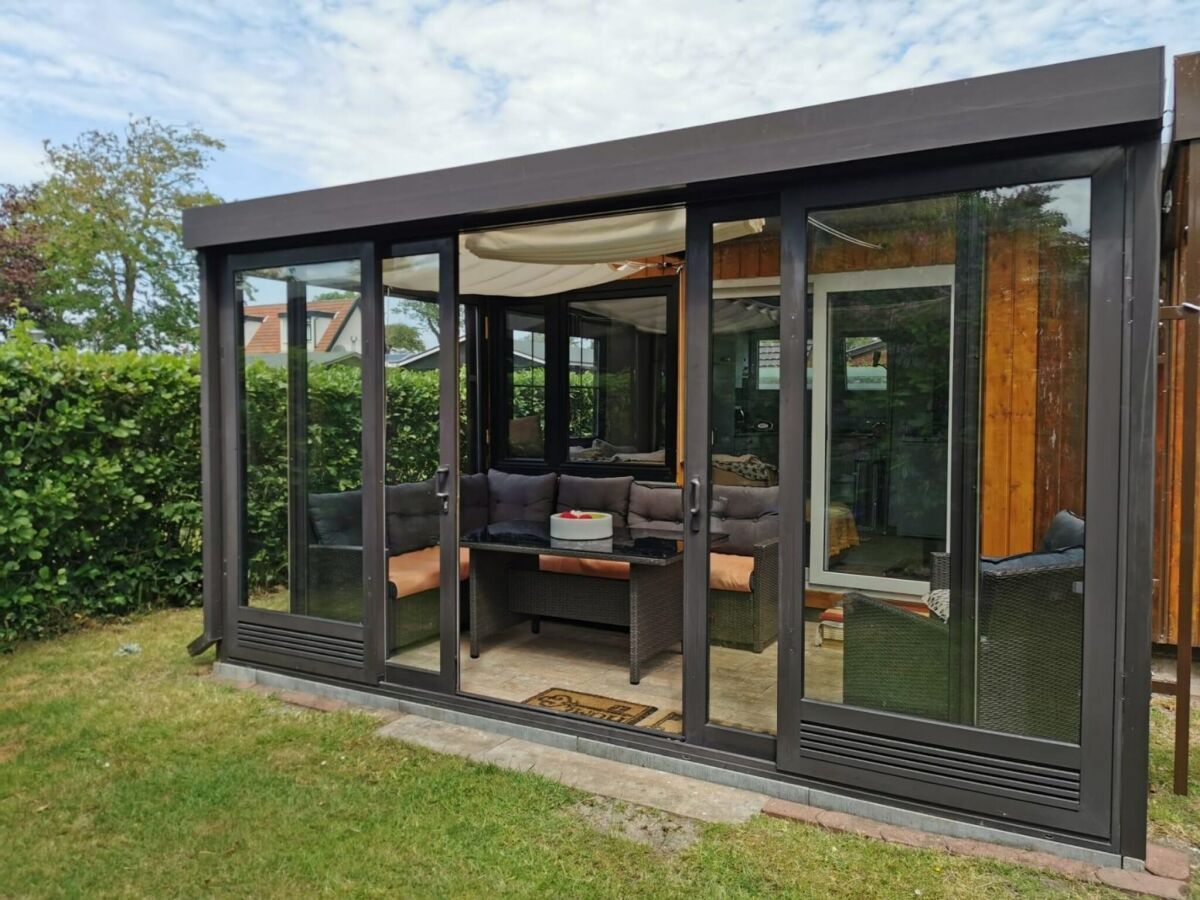 Holiday house niedliche Ferienunterkunft mit Wintergarten, Meidoorn 7, Sint Maartenszee