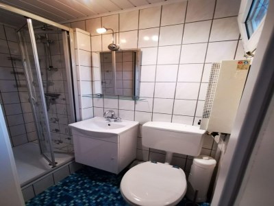 Holiday house niedliche Ferienunterkunft mit Wintergarten, Meidoorn 7, Sint Maartenszee - Outdoor photo 13