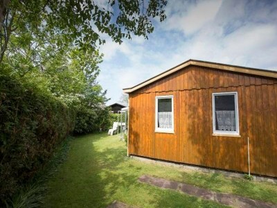 Holiday house niedliche Ferienunterkunft mit Wintergarten, Meidoorn 7, Sint Maartenszee - Outdoor photo 16