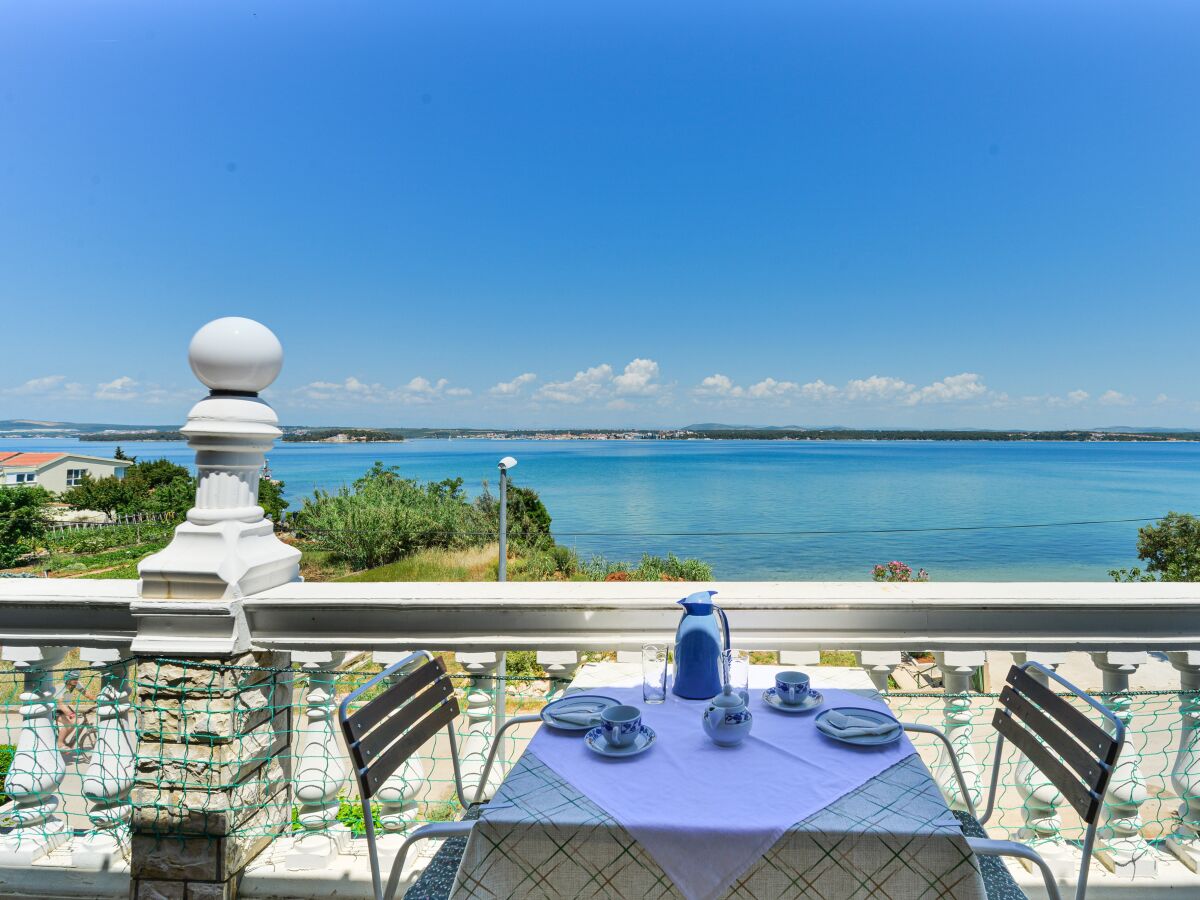 Apartment One bedroom apartment near beach Tkon, Pašman A-336-b