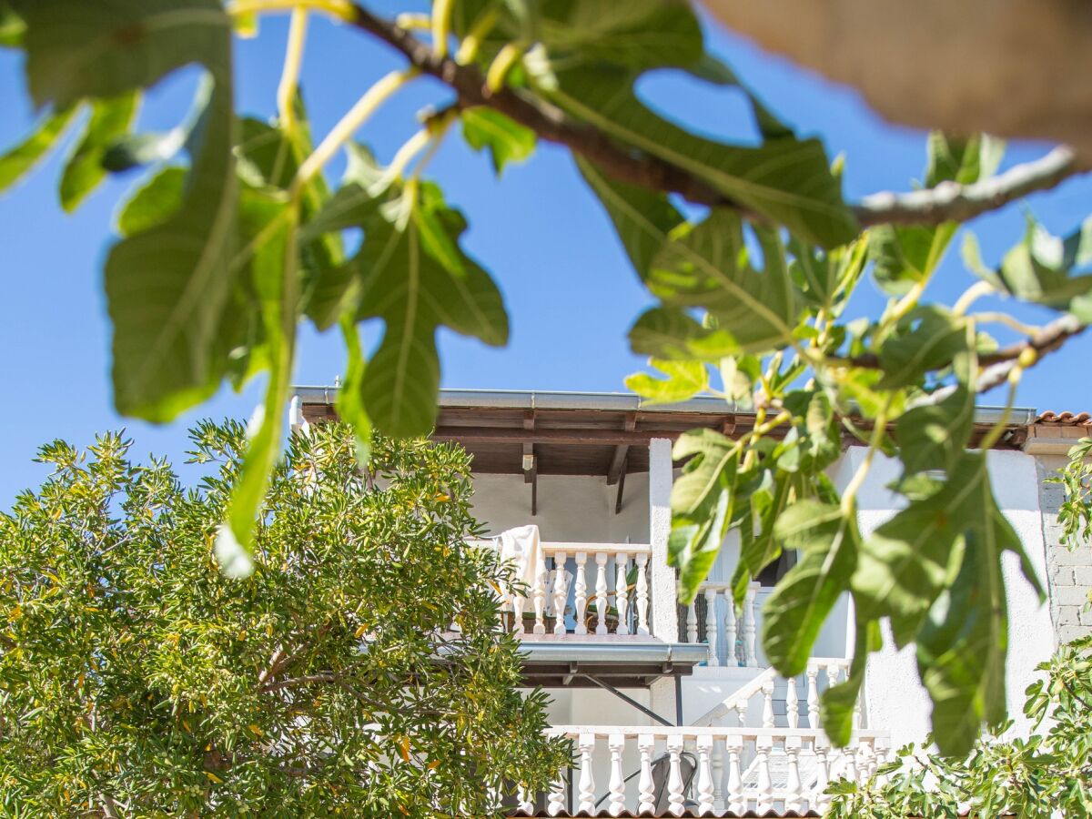 Apartment Two bedroom apartment with terrace and sea view Milna, Vis A-8895-a - Outdoor photo 3