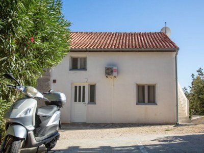 Apartment Two bedroom apartment with terrace and sea view Milna, Vis A-8895-a - Outdoor photo 4