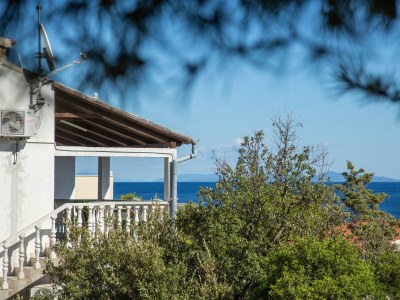 Apartment Two bedroom apartment with terrace and sea view Milna, Vis A-8895-a - Outdoor photo 5