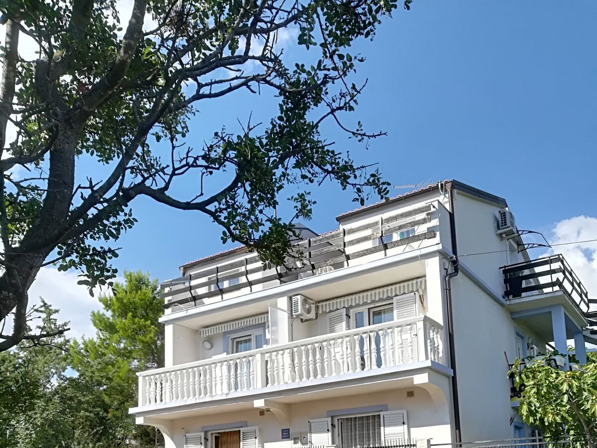 Apartment One bedroom apartment with terrace and sea view Novi Vinodolski A-15292-a