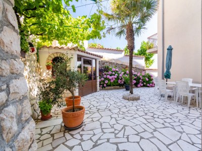 Apartment Two bedroom apartment with balcony and sea view Rab A-14120-c - Outdoor photo 3