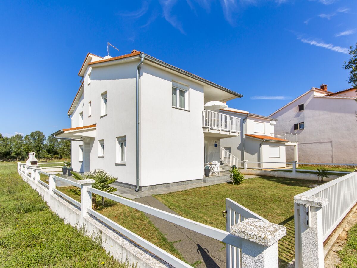 Apartment Two bedroom apartment with terrace Valbandon, Fažana A-16261-a - Outdoor photo 5