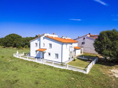 Apartment Two bedroom apartment with terrace Valbandon, Fažana A-16261-a - Outdoor photo 4