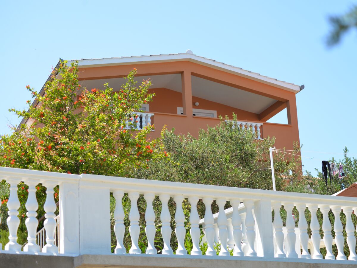 Apartment Two bedroom apartment near beach Tkon, Pašman A-16589-c