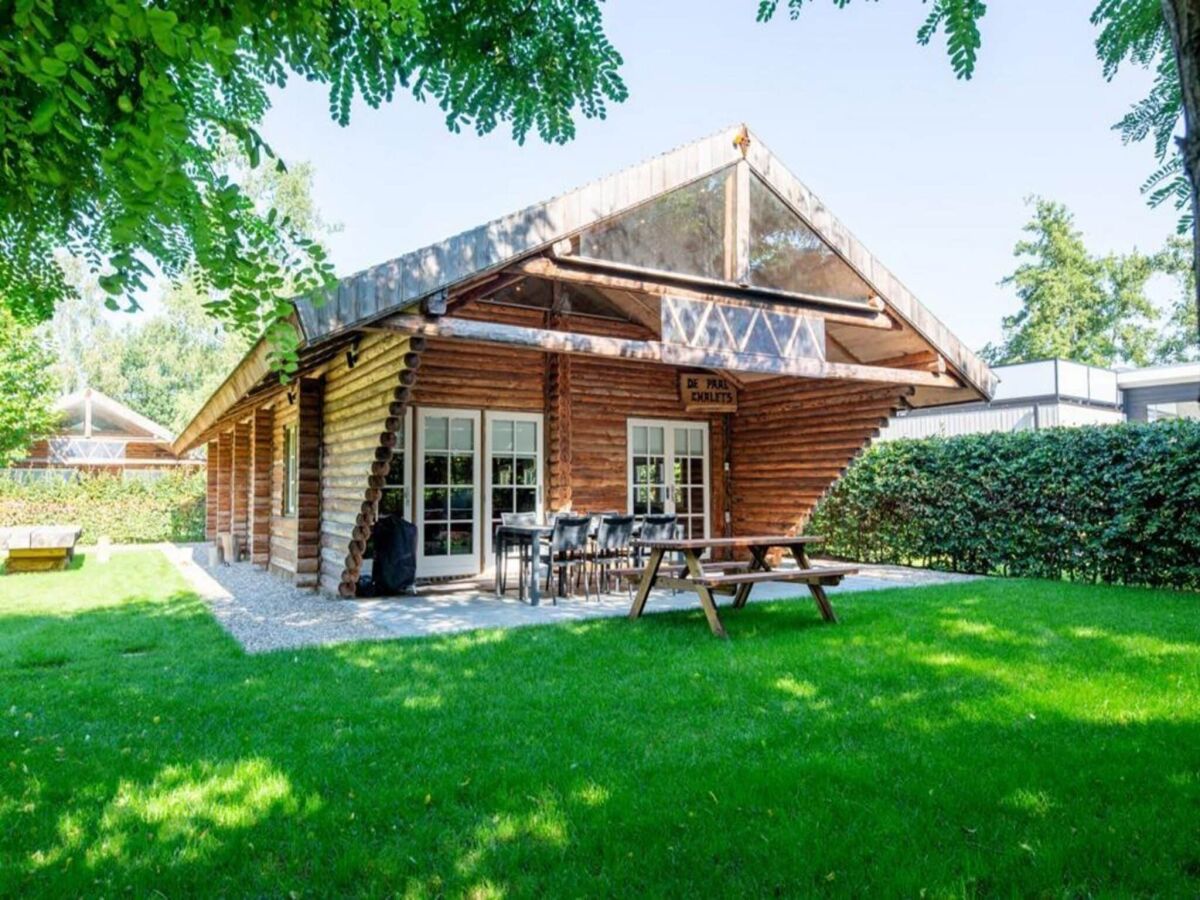 Holiday park Spacious wooden chalet with covered terrace - Outdoor photo 4