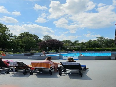 Holiday park Spacious wooden chalet with covered terrace - Outdoor photo 25