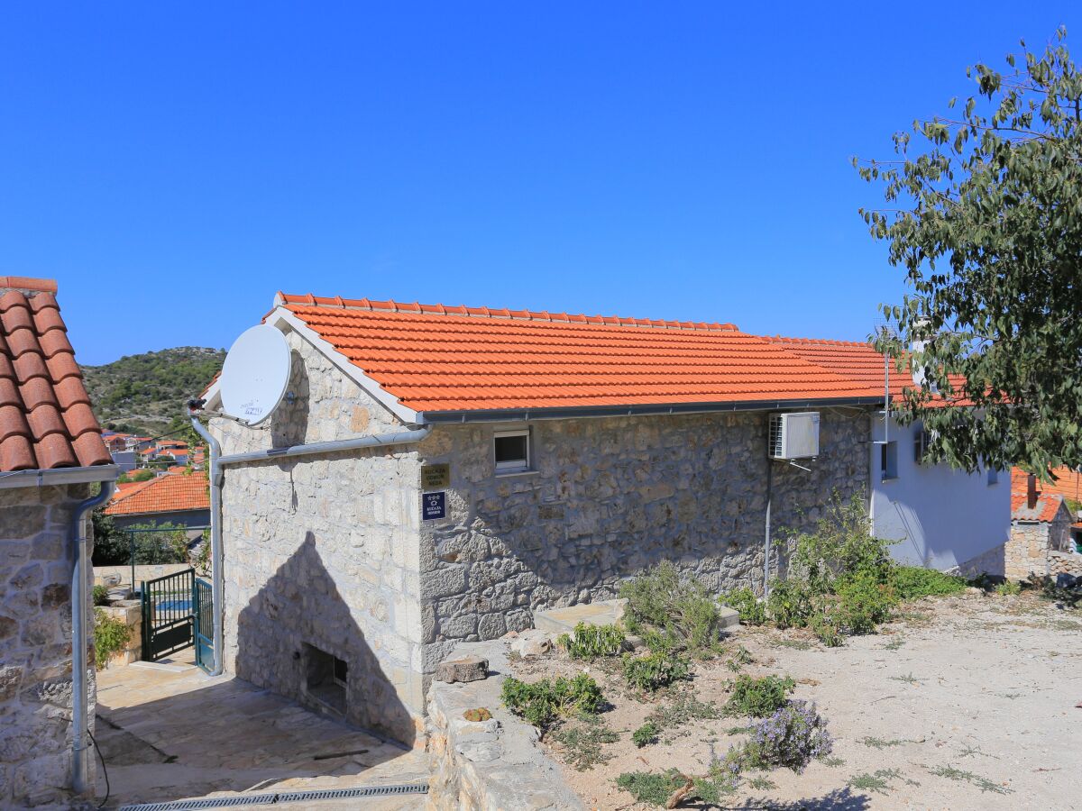 Holiday house Comfortable and spacious house with terrace and sea view Ražanj, Rogoznica K-17904 - Outdoor photo 5