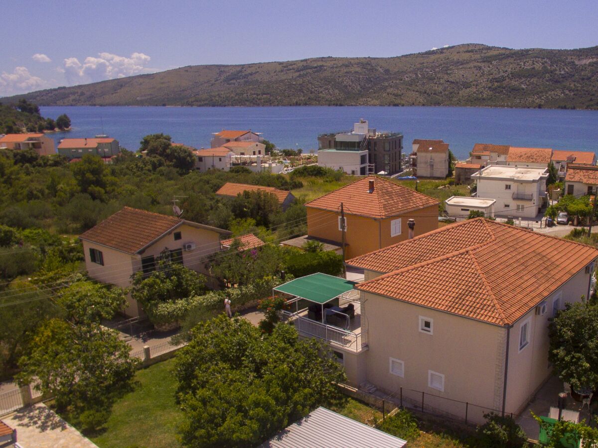 Apartment One bedroom apartment with terrace and sea view Poljica, Trogir A-19054-a - Outdoor photo 2