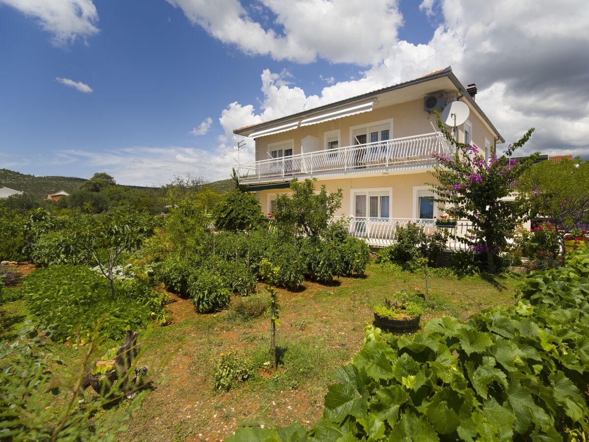 Apartment Two bedroom apartment with balcony and sea view Poljica, Trogir A-19054-b