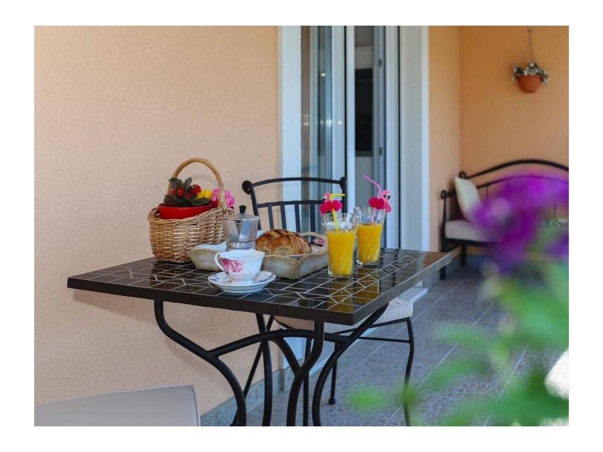 Apartment Three bedroom apartment with balcony and sea view Kaštel Gomilica, Kaštela A-20245-a