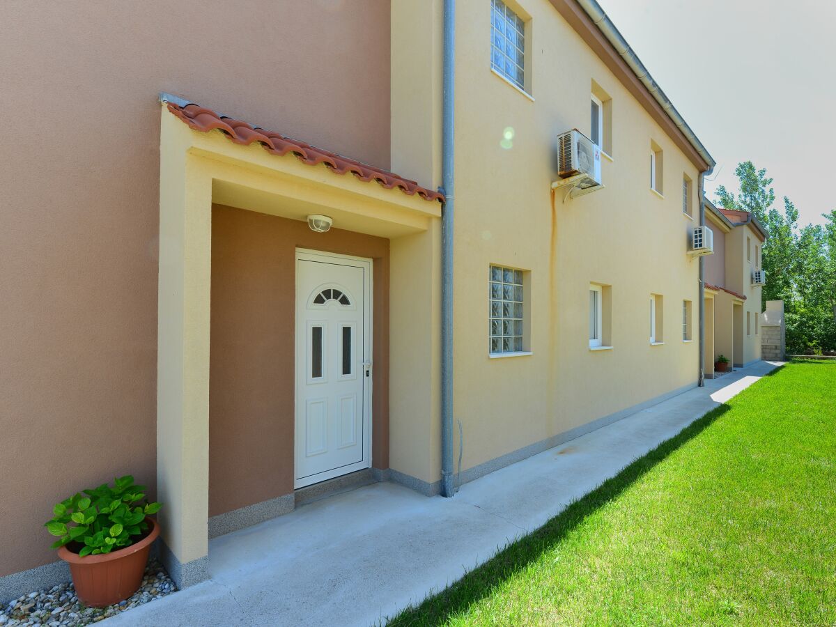 Apartment Two bedroom apartment near beach Nin, Zadar A-13172-b - Outdoor photo 4