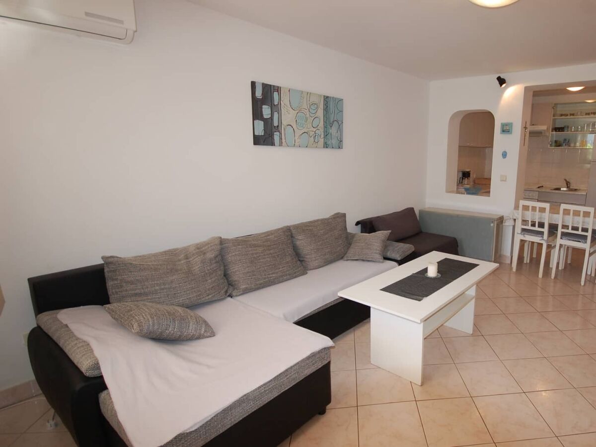 Apartment Two bedroom apartment with terrace Njivice, Krk A-21856-a