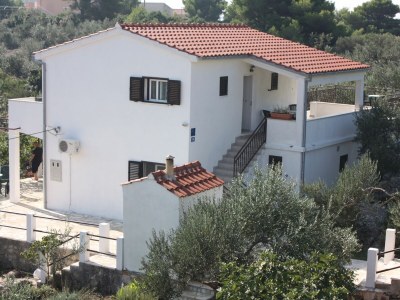 Apartment Two bedroom apartment with balcony and sea view Maslinica, Šolta A-5184-a in Grohote - Apartment