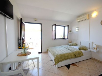 Apartment Studio flat with balcony and sea view Njivice, Krk AS-20505-a - Outdoor photo 8