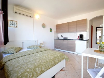 Apartment Studio flat with balcony and sea view Njivice, Krk AS-20505-a - Outdoor photo 9