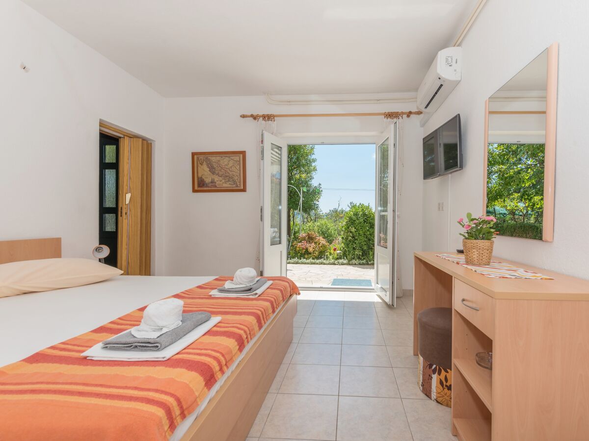 Apartment Two bedroom apartment with terrace Brela, Makarska A-20186-a