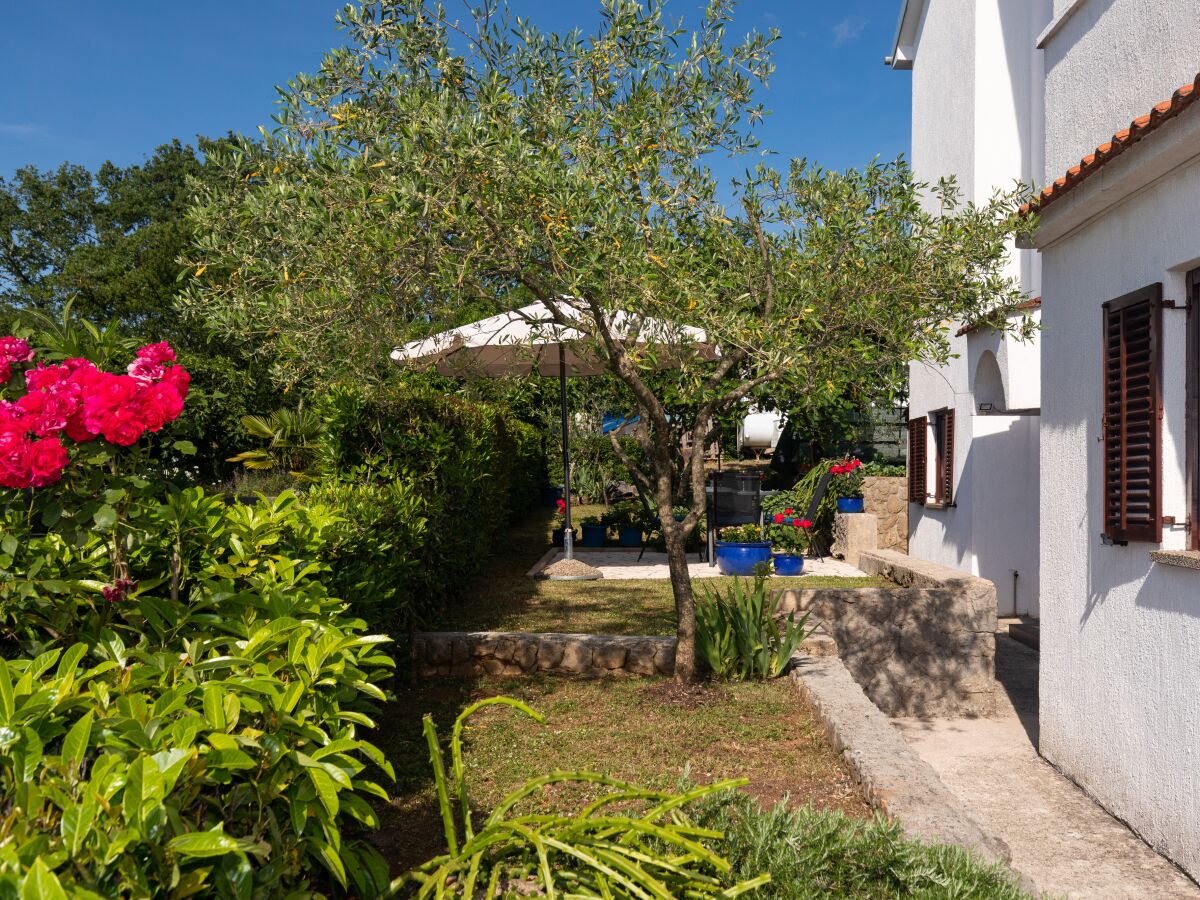 Apartment Two bedroom apartment with terrace Njivice, Krk A-17010-b - Outdoor photo 3