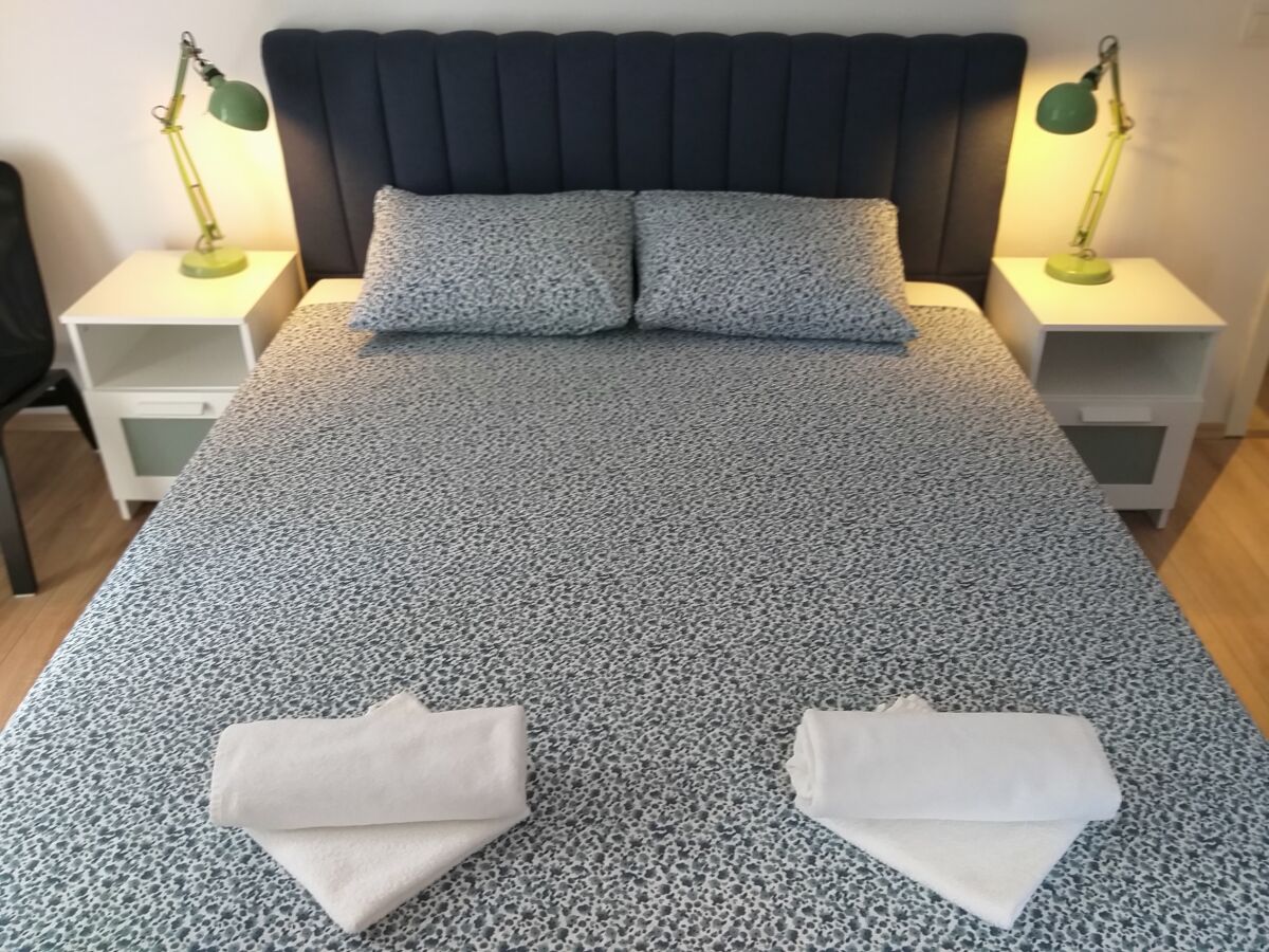 Holiday room with terrace Njivice, Krk S-17010-a