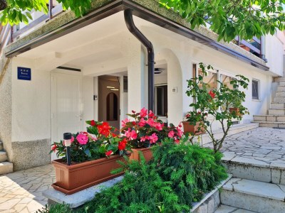 Apartment One bedroom apartment near beach Šilo, Krk A-18740-a - Outdoor photo 2