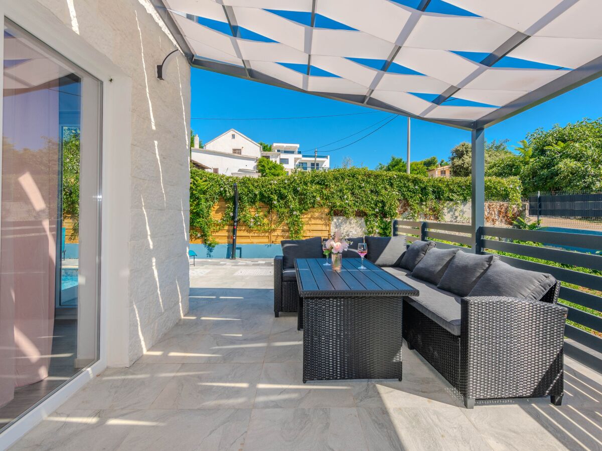 Holiday house Four-bedroom house with terrace Vir - Lozice, Vir K-23513