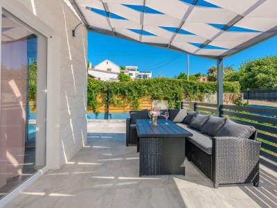 Holiday house Four-bedroom house with terrace Vir - Lozice, Vir K-23513 in Vir - Holiday house