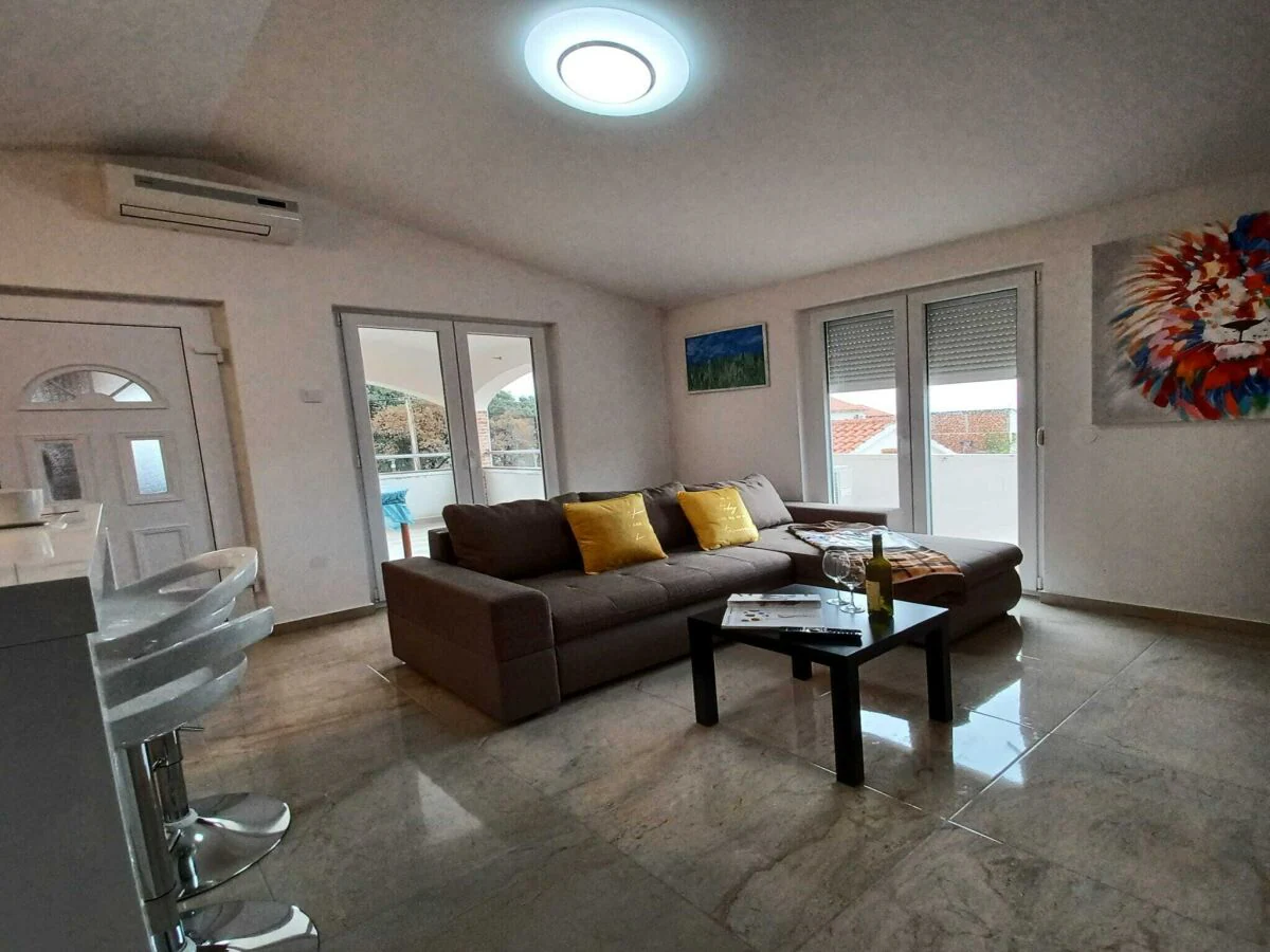 Apartment Beachfront Apartment with Balcony and Sea View - Features photo 2