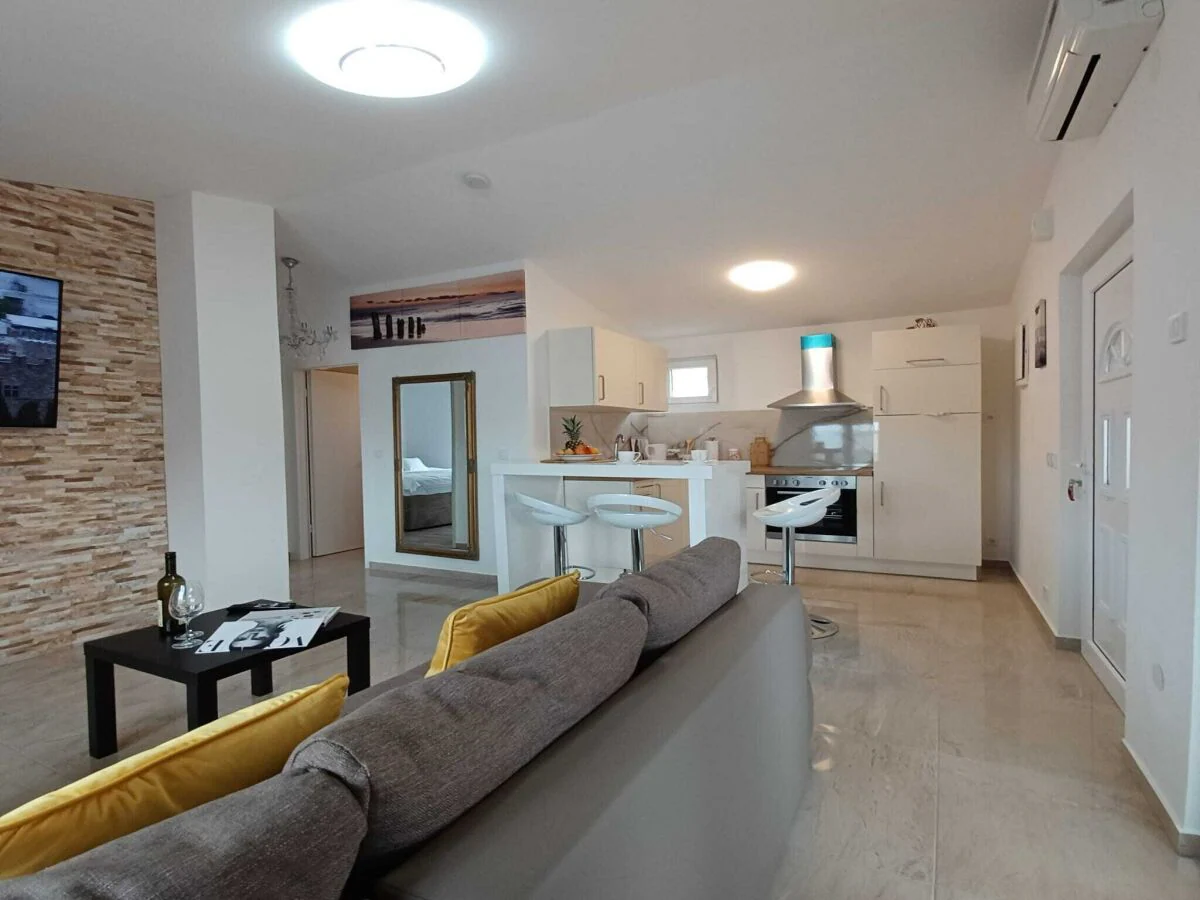 Apartment Beachfront Apartment with Balcony and Sea View - Features photo 4