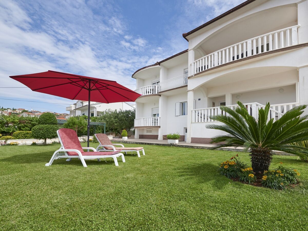 Apartment Three bedroom apartment with terrace and sea view Okrug Gornji, Čiovo A-20055-c - Outdoor photo 2