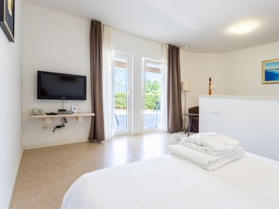 Apartment Studio flat with terrace and sea view Splitska, Brač AS-23224-a - Outdoor photo 37