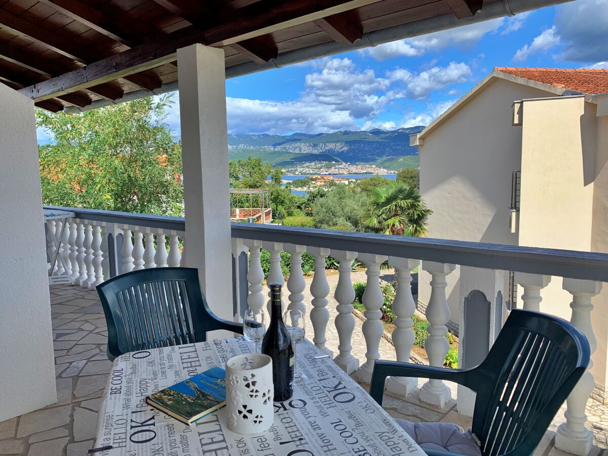 Apartment One bedroom apartment with terrace and sea view Šilo, Krk A-18756-b