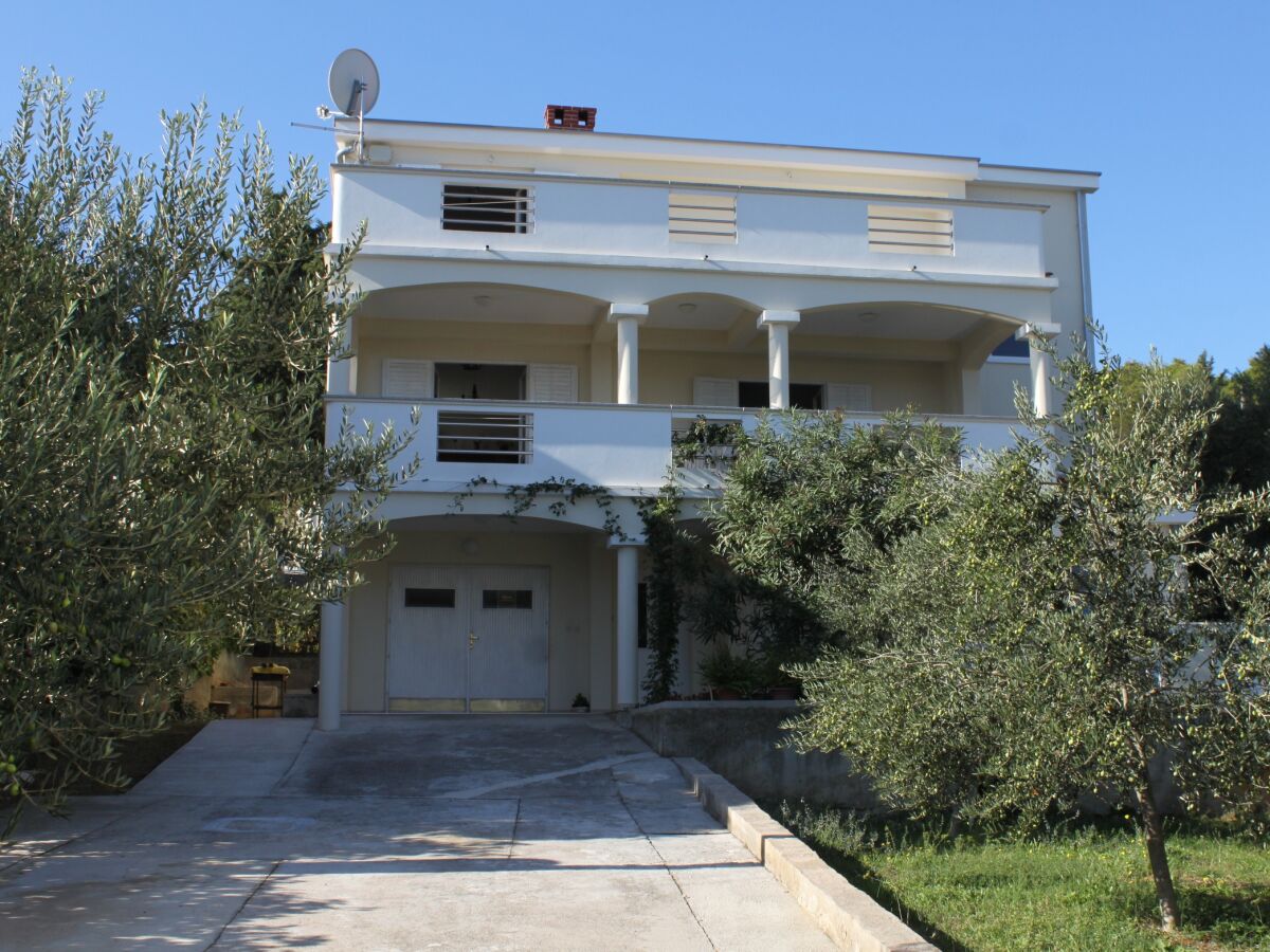 Apartment Two bedroom apartment near beach Tkon, Pašman A-8297-a