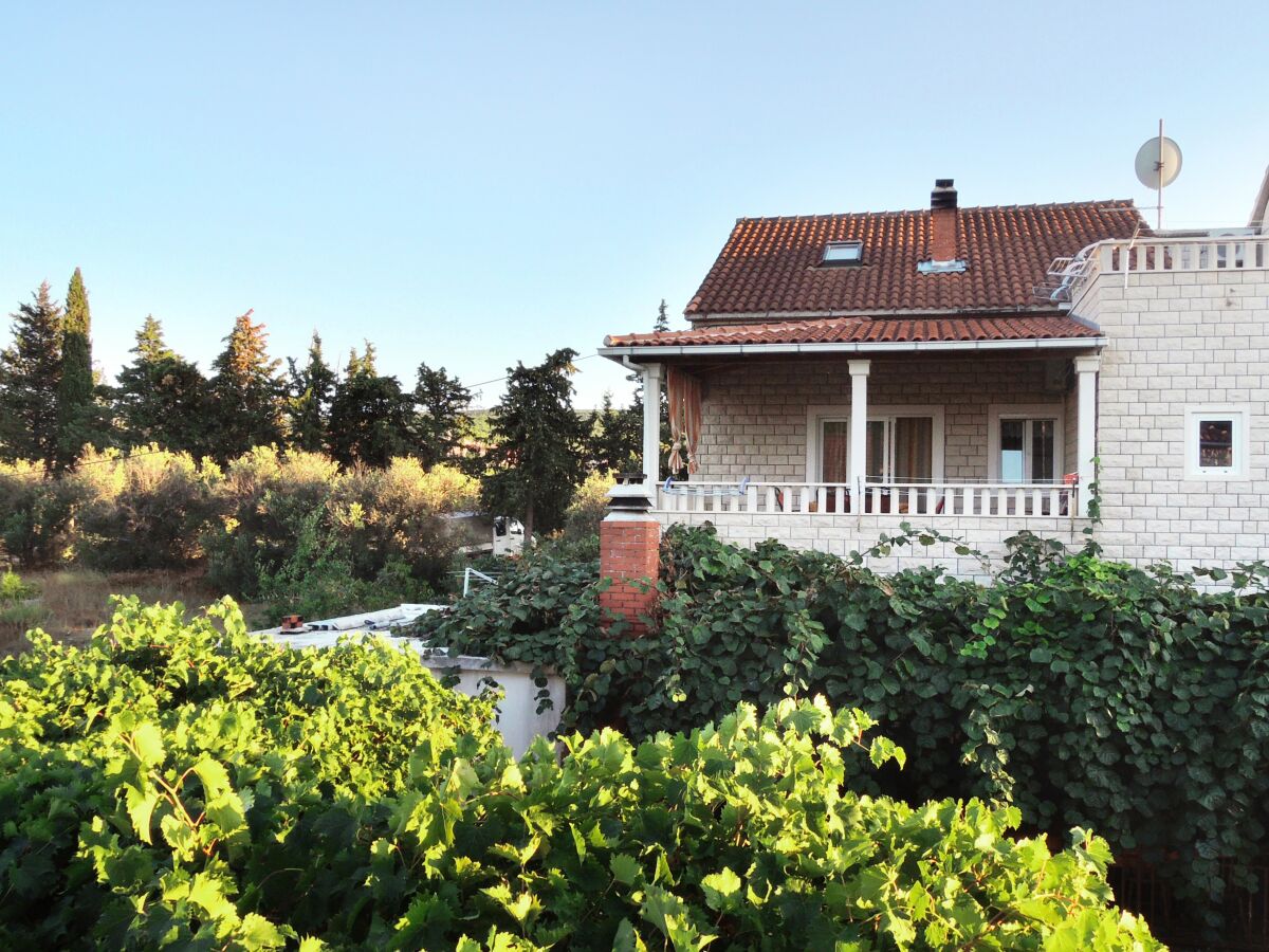 Apartment Two bedroom apartment with terrace Mirca, Brač A-2838-b