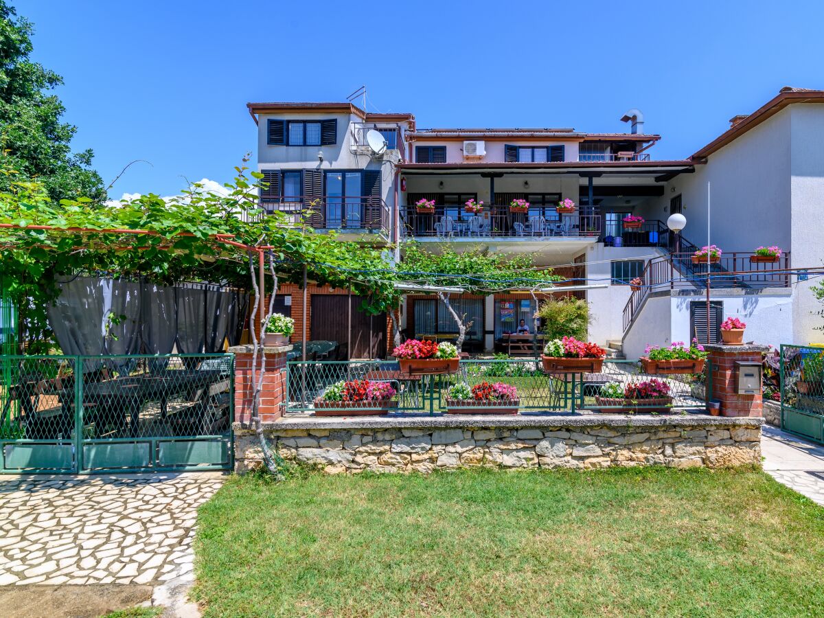 Apartment Two bedroom apartment with balcony Banjole, Pula A-3002-c