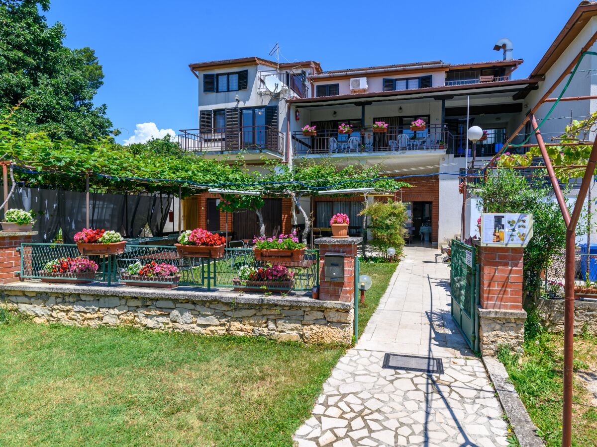 Apartment Two bedroom apartment with balcony Banjole, Pula A-3002-c - Outdoor photo 2